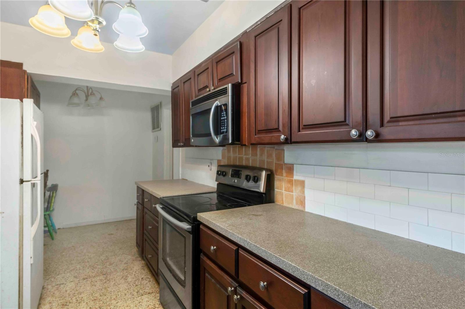 2695 S EAST AVE — photo 6