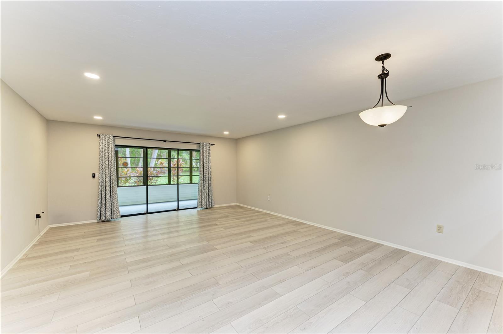 813 SPRING LAKES BLVD — photo 6