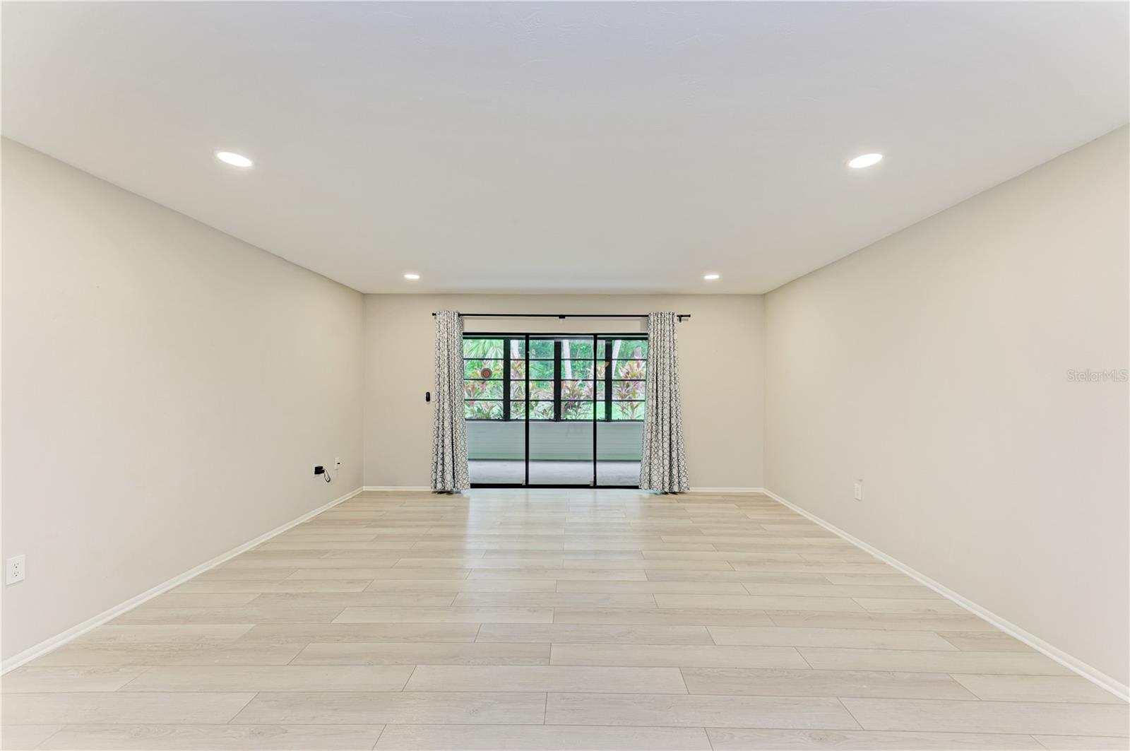 813 SPRING LAKES BLVD — photo 5