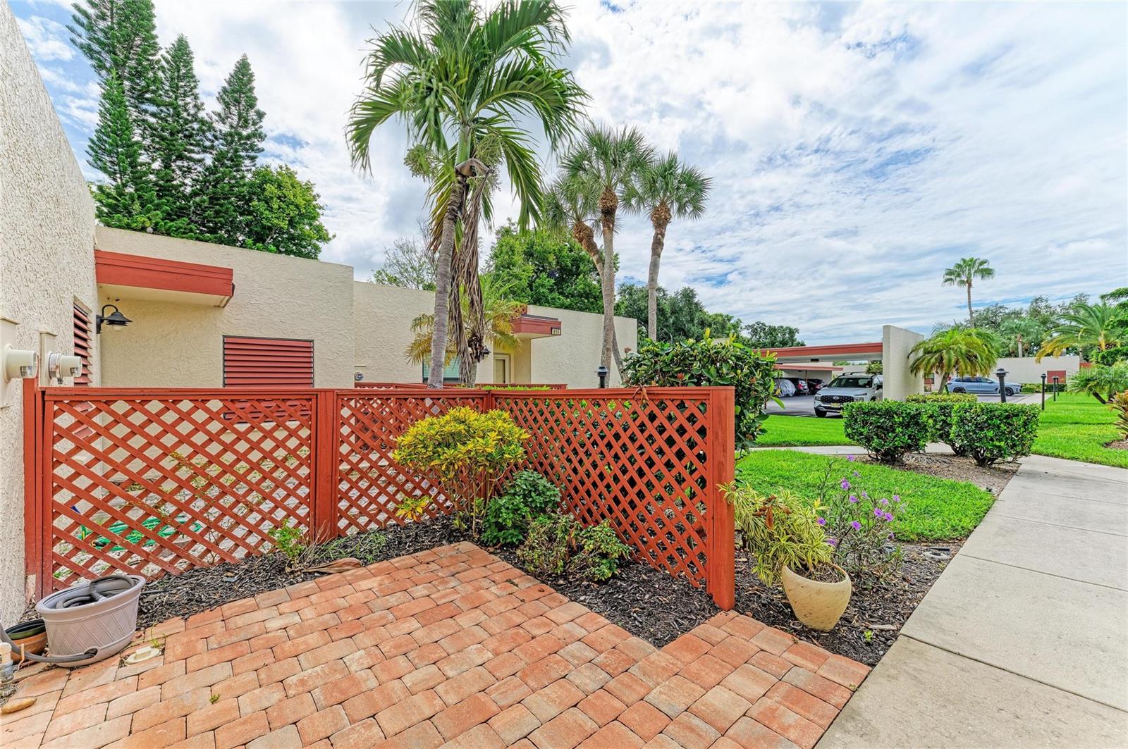 813 SPRING LAKES BLVD — photo 36