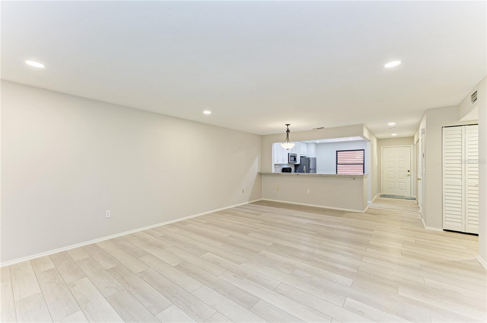 813 SPRING LAKES BLVD — photo 29