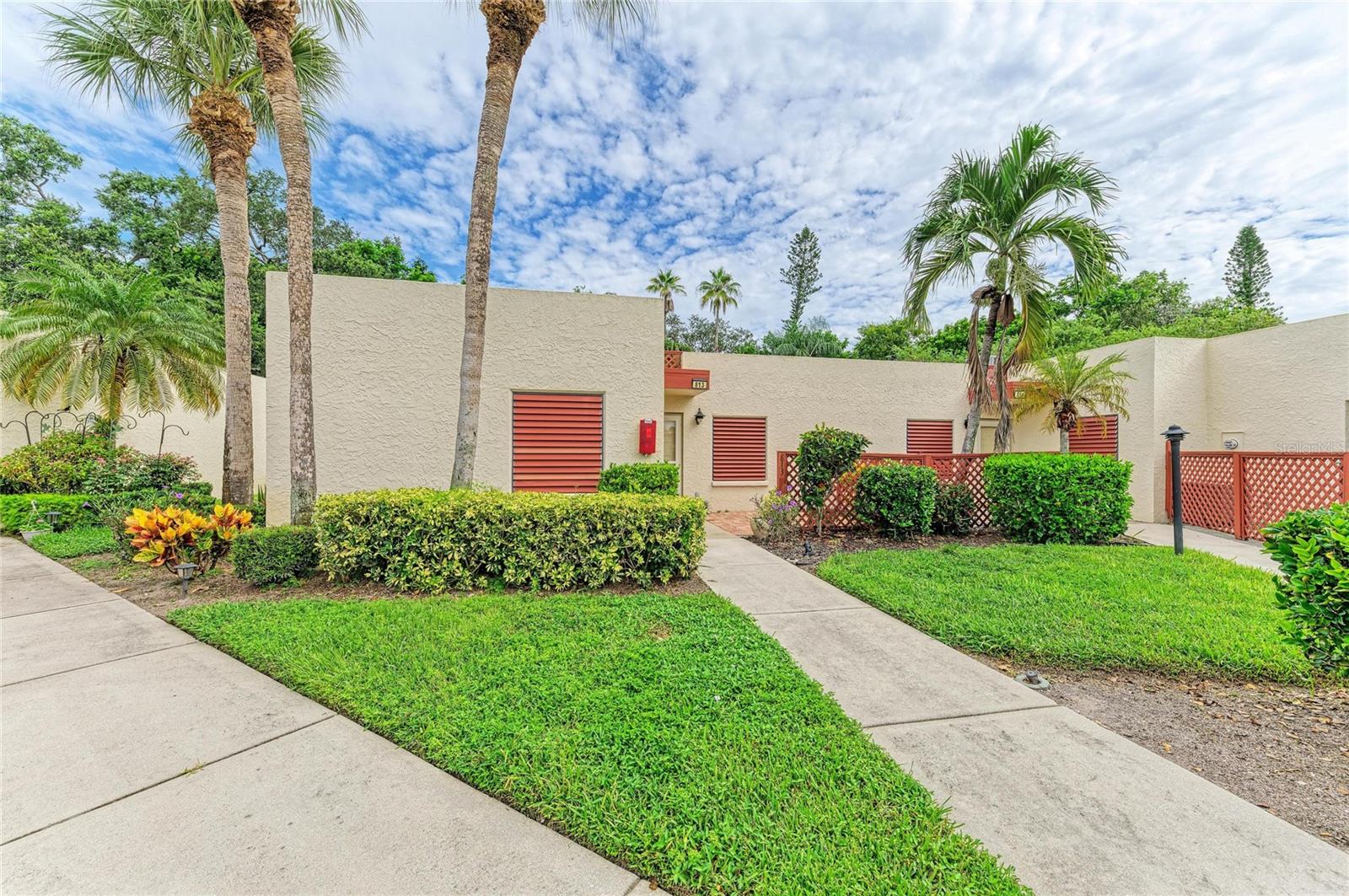 813 SPRING LAKES BLVD — photo 2