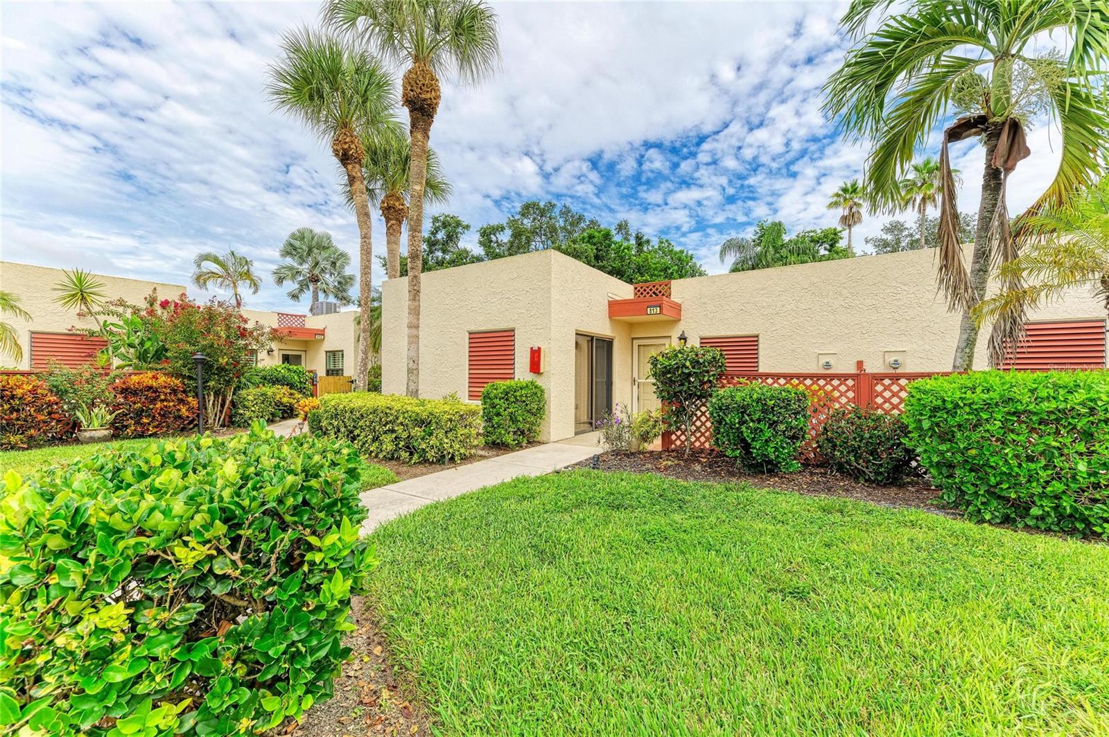 813 SPRING LAKES BLVD — photo 35