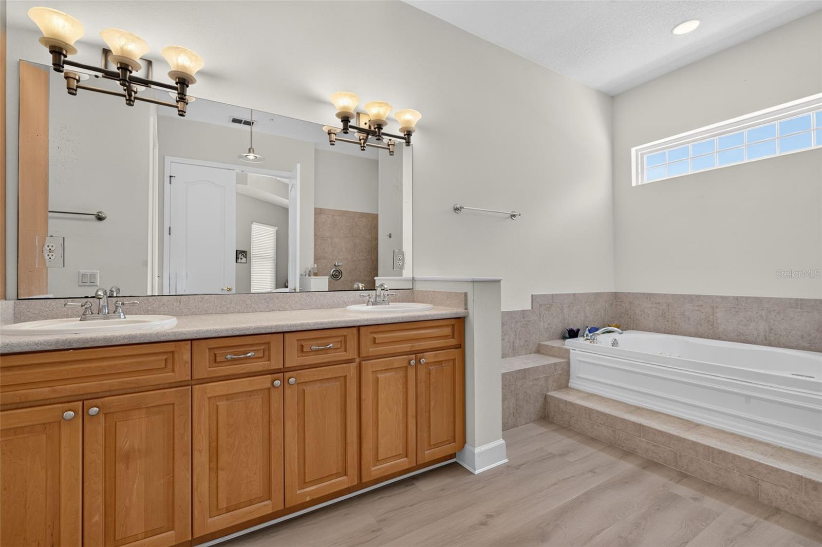 208 W ROSS AVE — photo 33