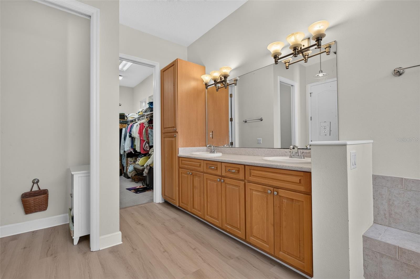 208 W ROSS AVE — photo 32