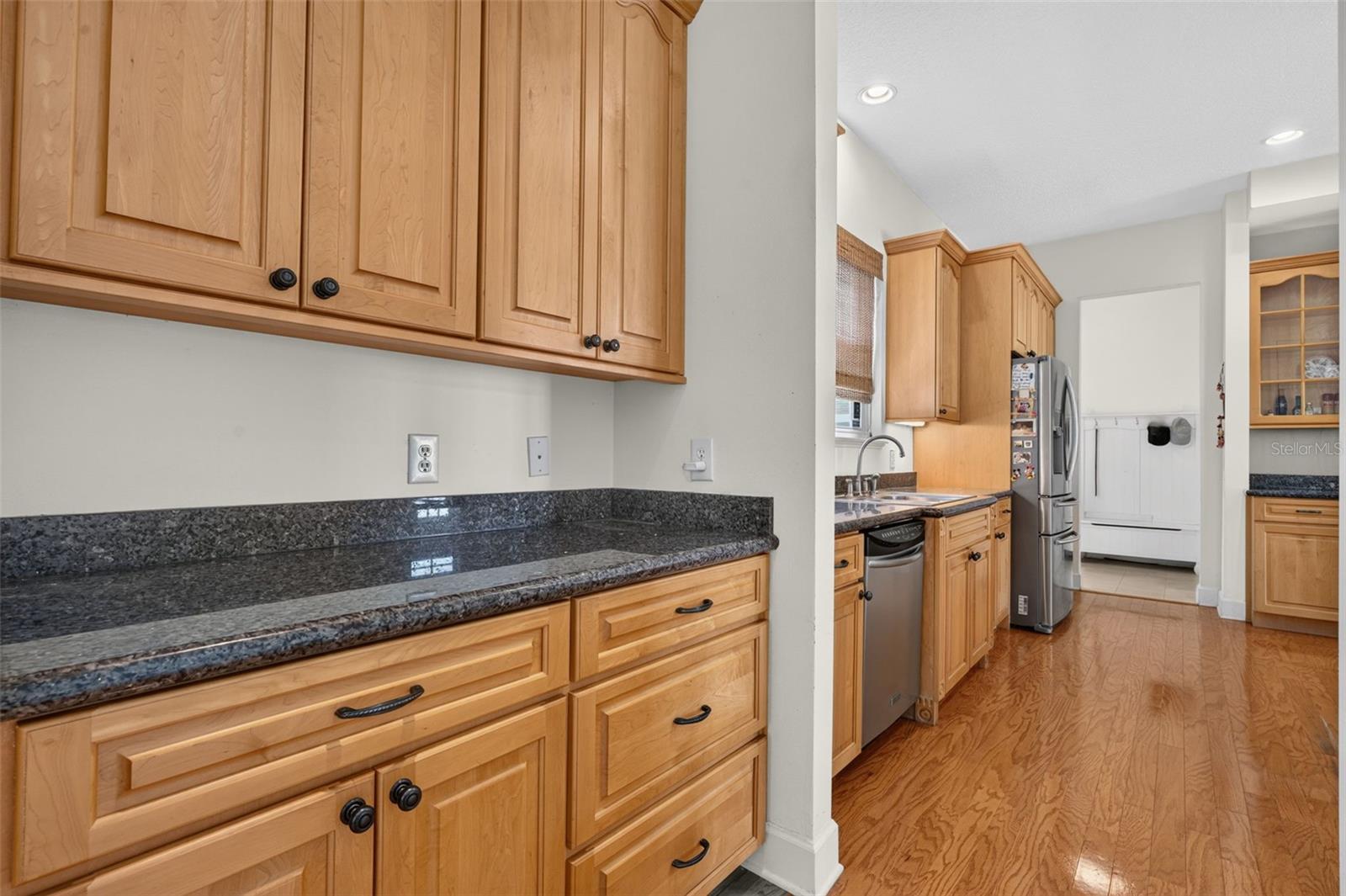 208 W ROSS AVE — photo 17