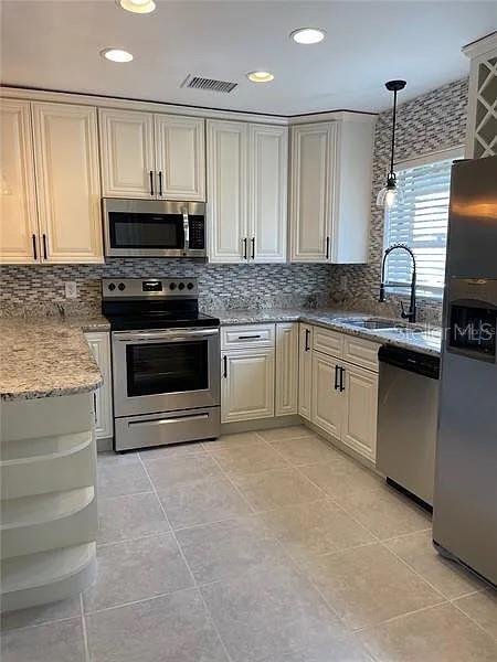 1424 CHESTERFIELD DR — photo 9