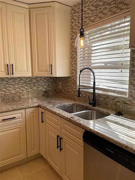 1424 CHESTERFIELD DR — photo 12