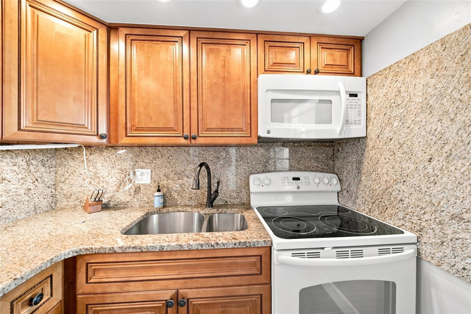 4370 CHATHAM DR #304 — photo 14