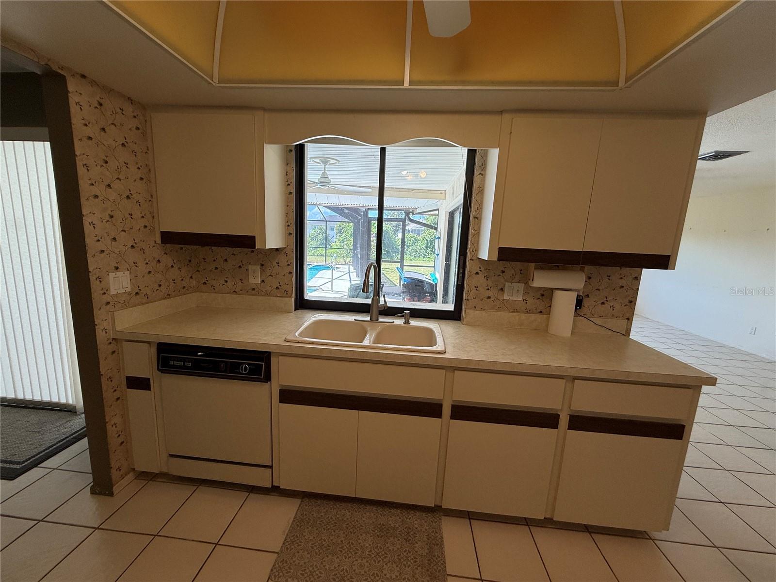 386 PINEVIEW DR — photo 18