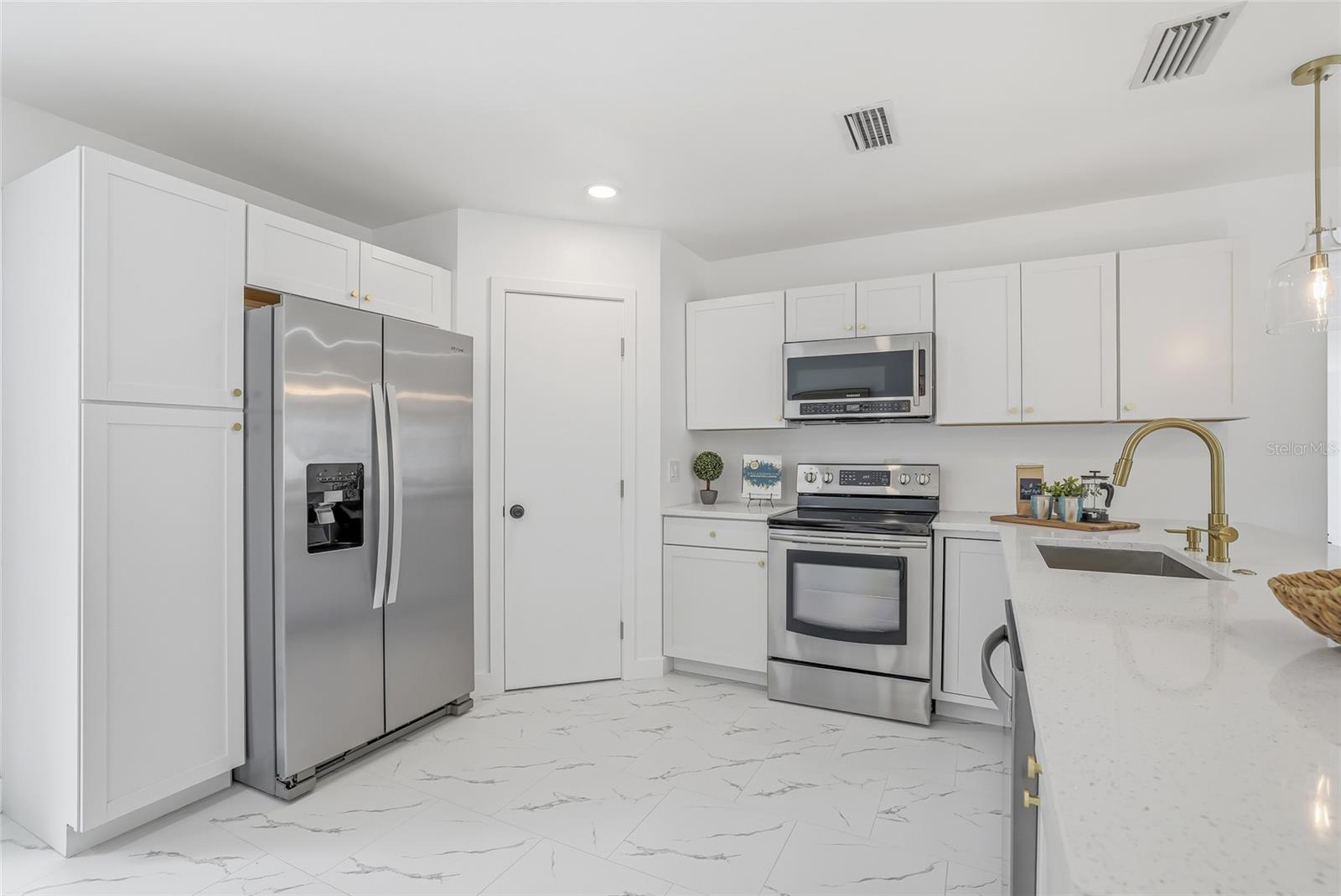 4095 LOCUST ST NE — photo 11