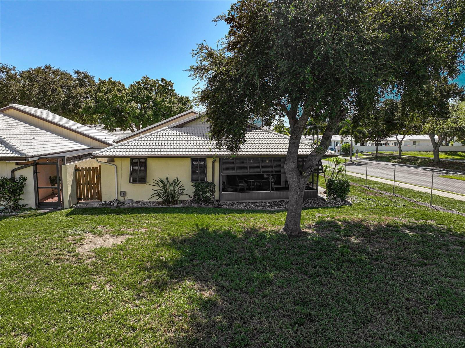57 SANDSTONE CIR — photo 32