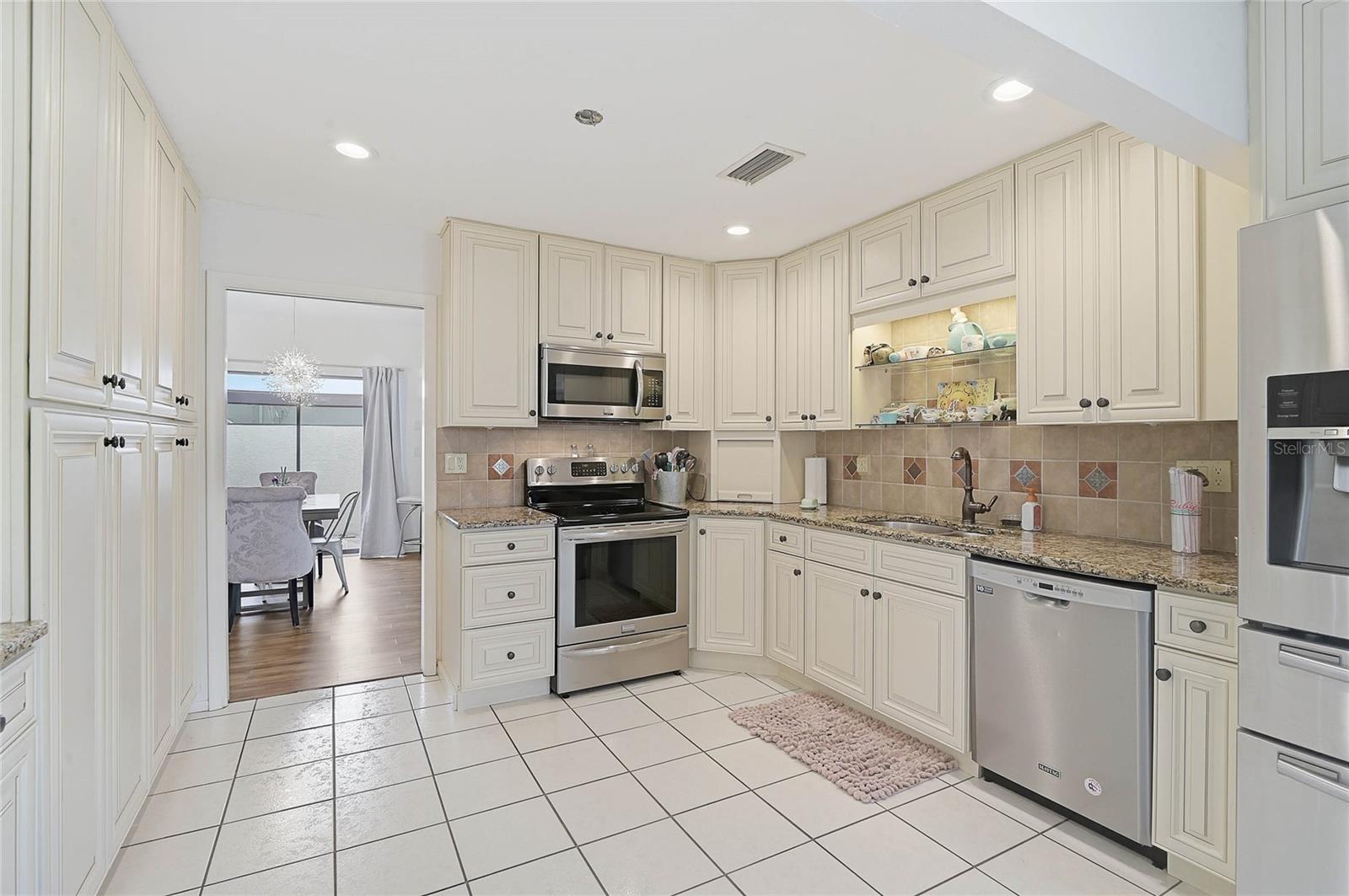 57 SANDSTONE CIR — photo 11