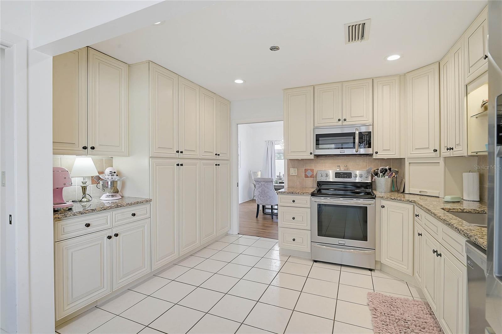 57 SANDSTONE CIR — photo 12