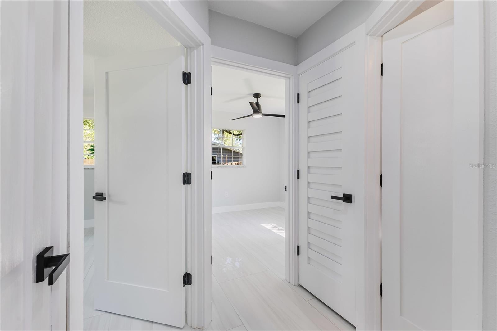 639 HAND AVE — photo 23