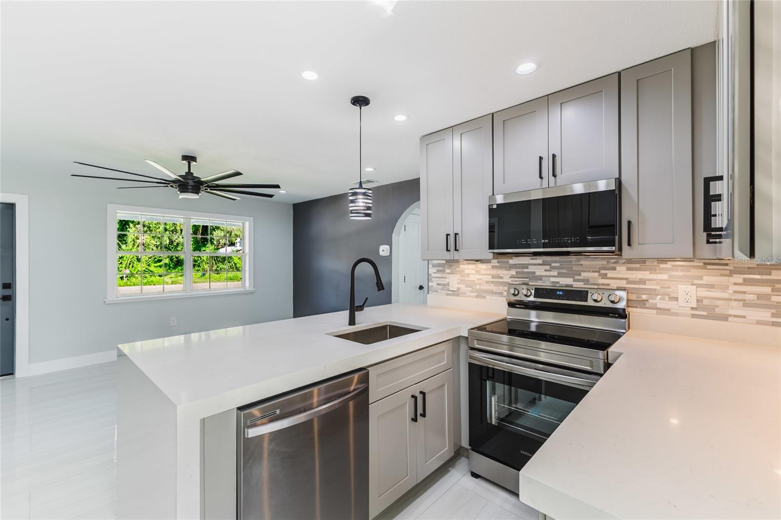 639 HAND AVE — photo 10