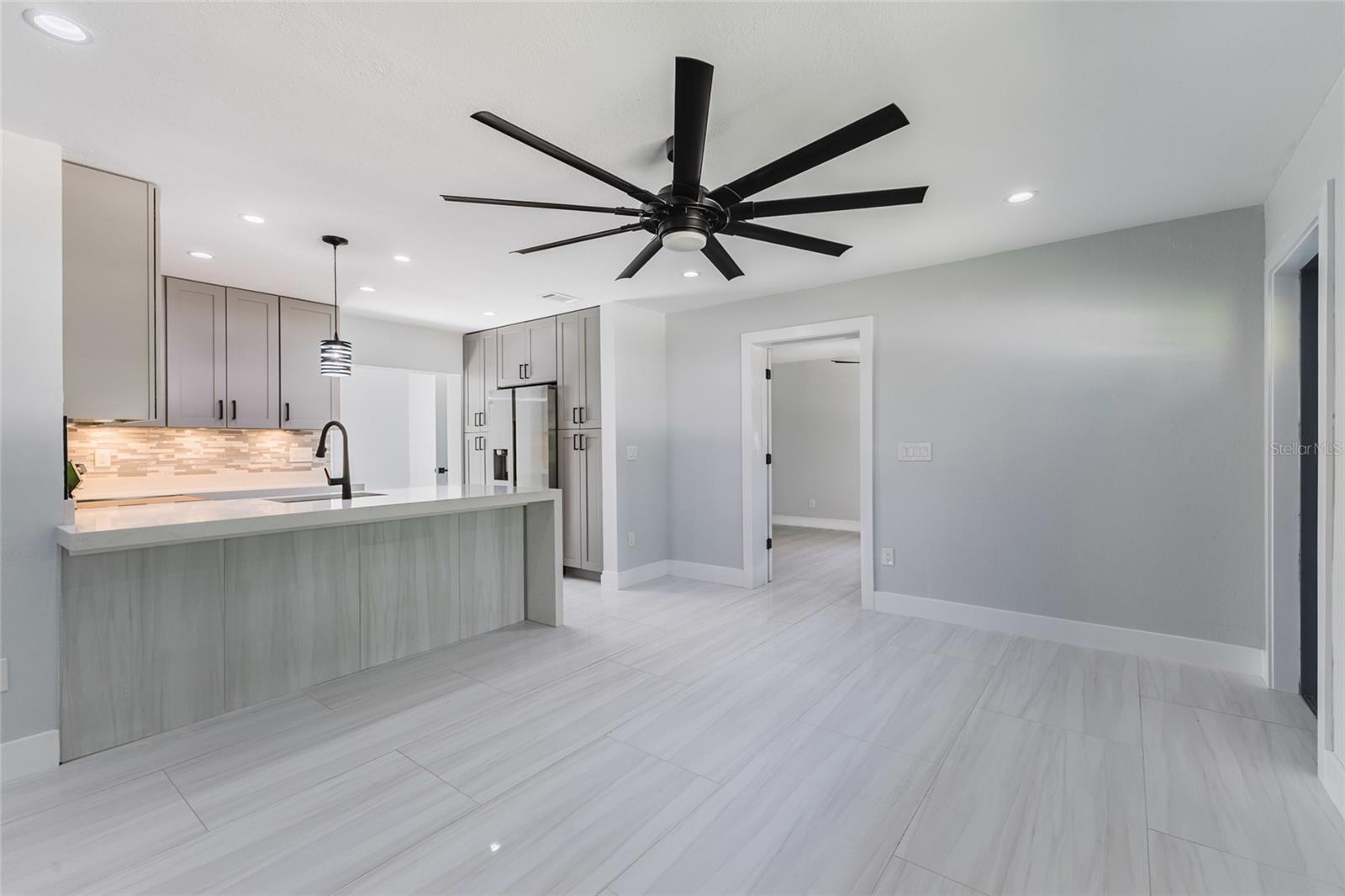 639 HAND AVE — photo 5