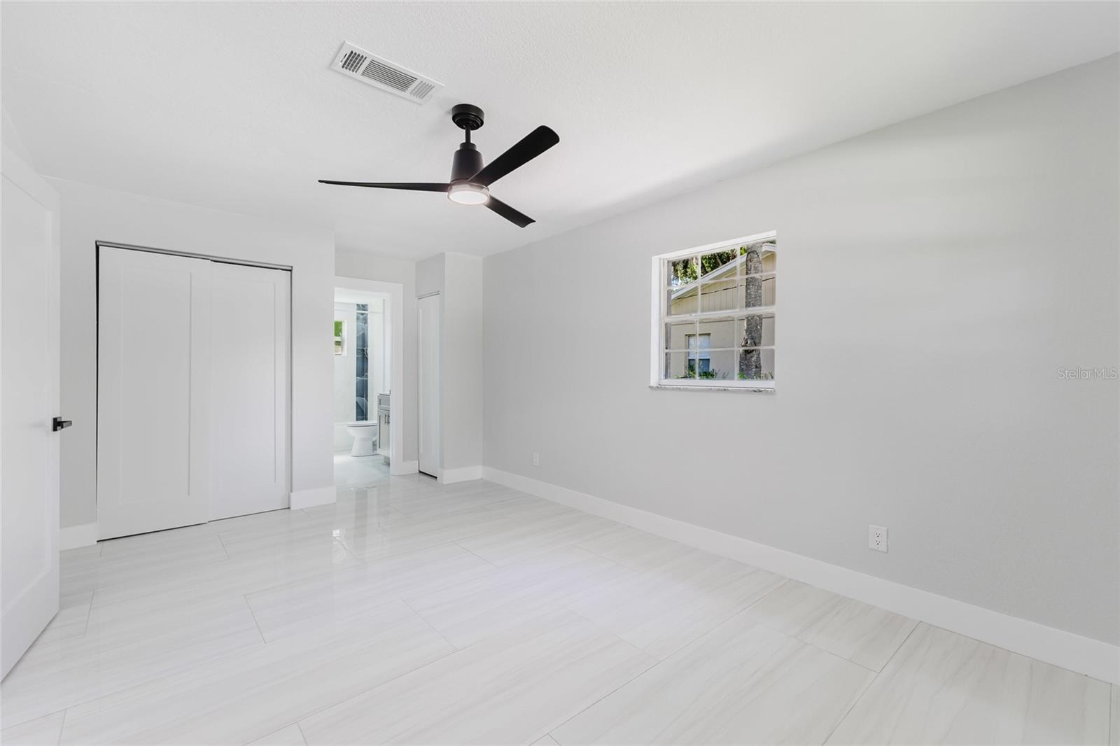 639 HAND AVE — photo 19