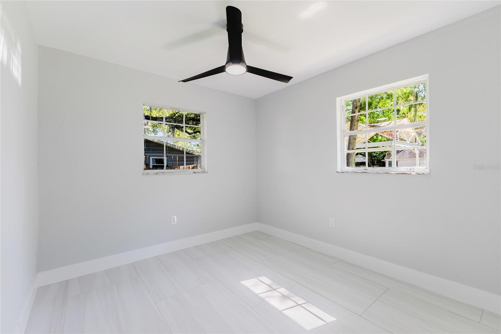 639 HAND AVE — photo 24