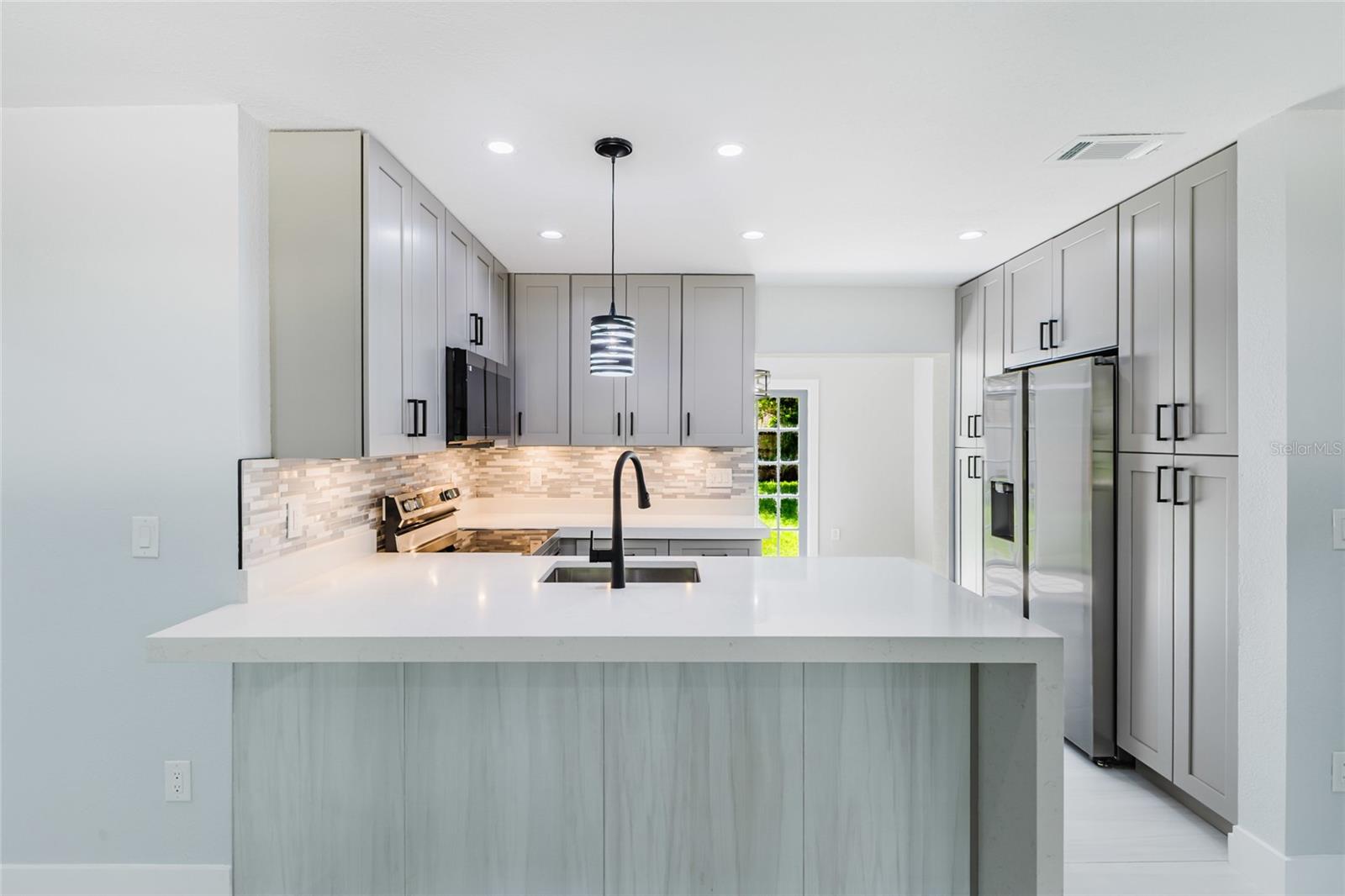 639 HAND AVE — photo 12