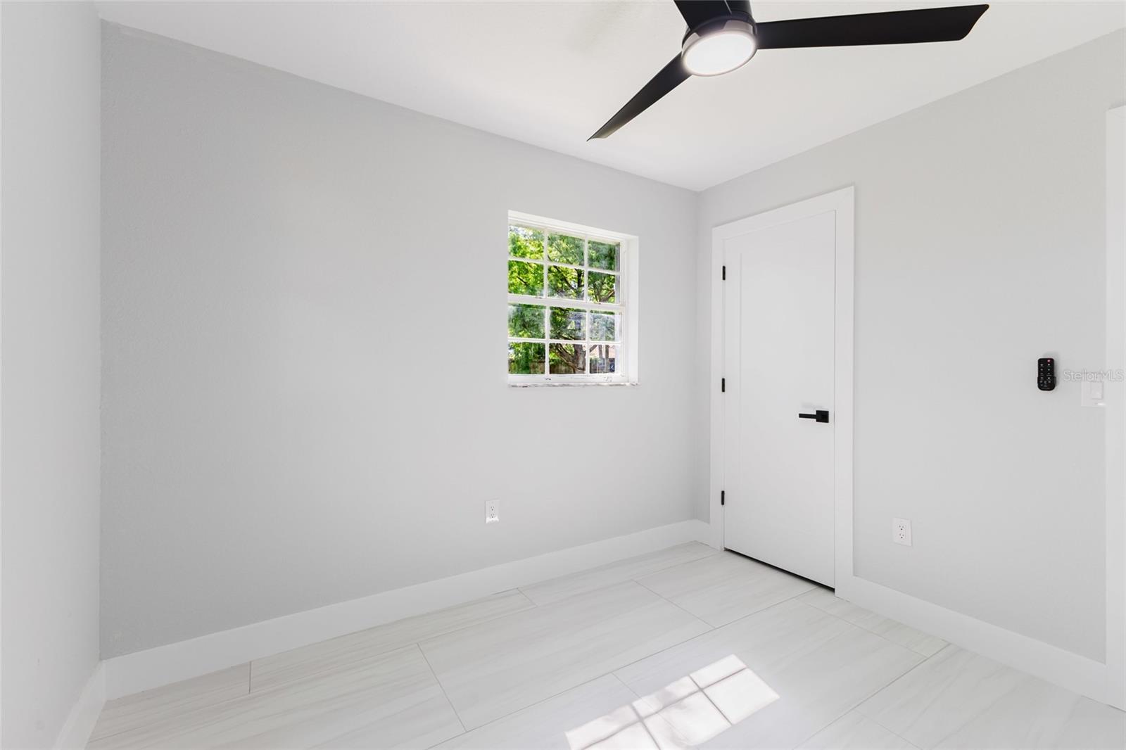 639 HAND AVE — photo 25