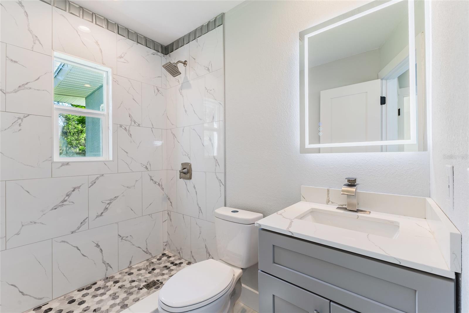 639 HAND AVE — photo 26