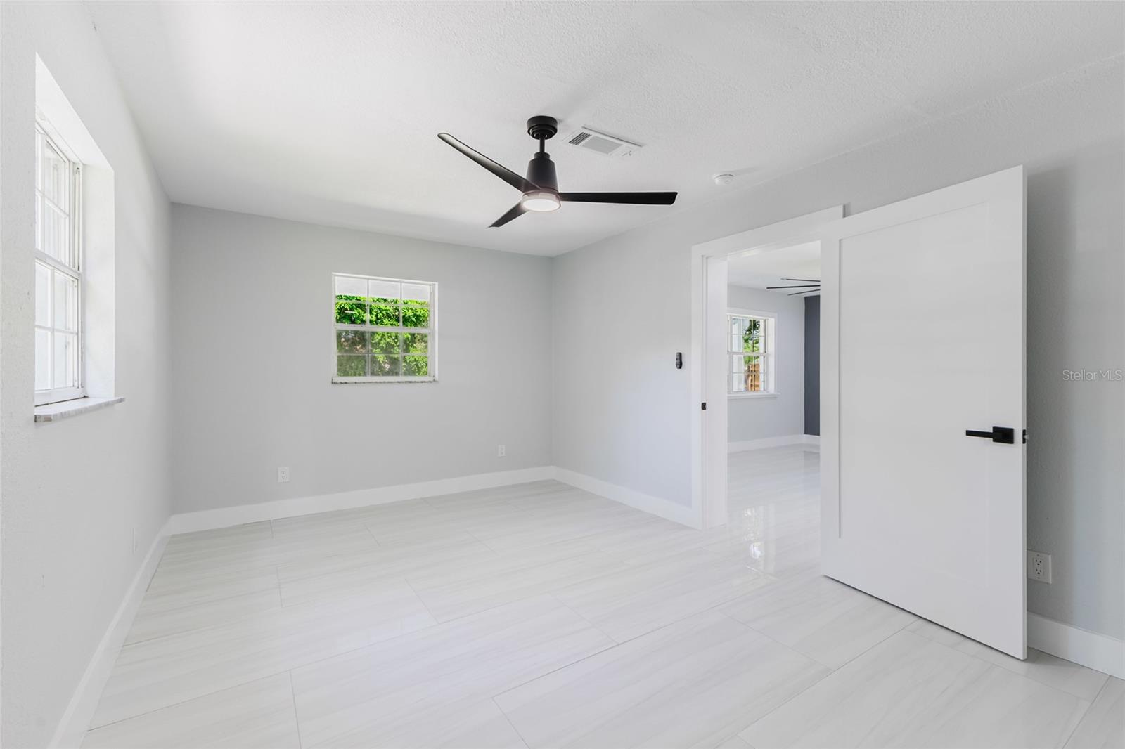 639 HAND AVE — photo 20