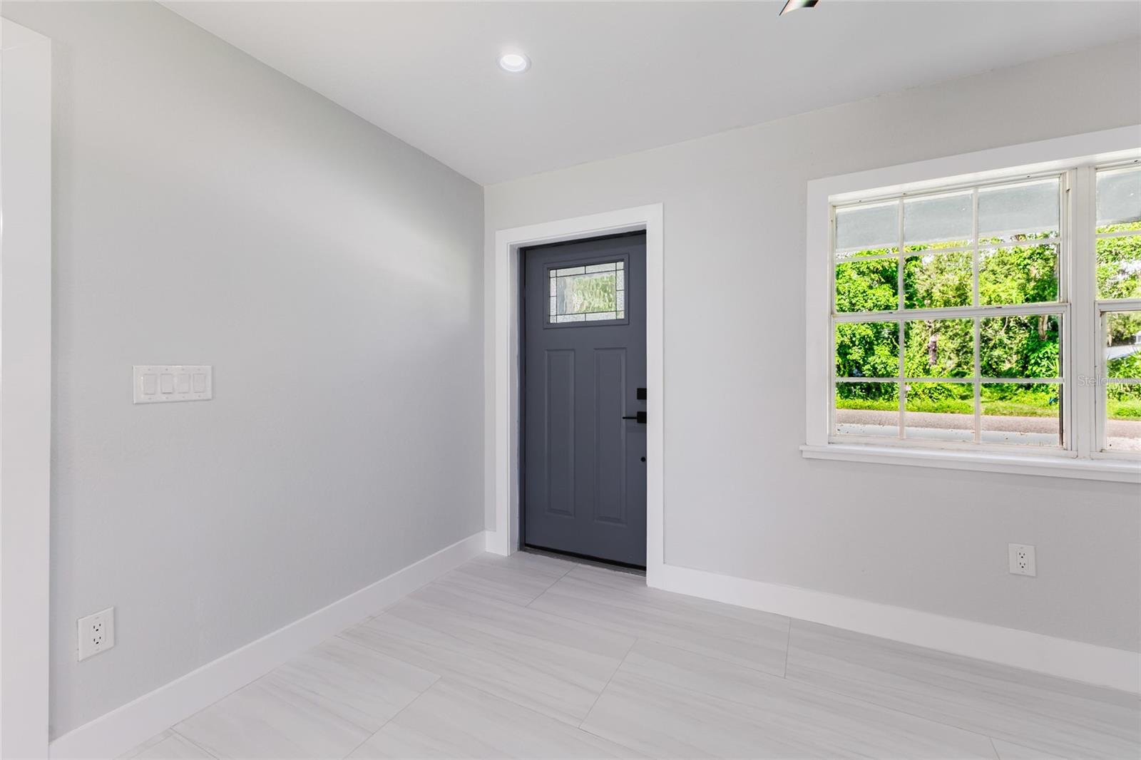 639 HAND AVE — photo 3