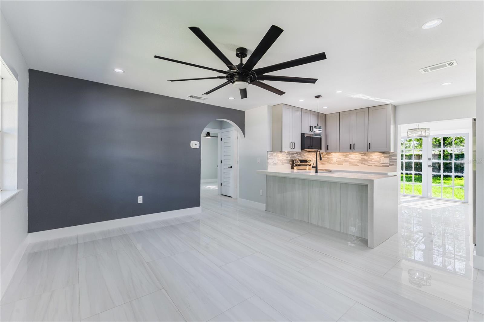 639 HAND AVE — photo 4
