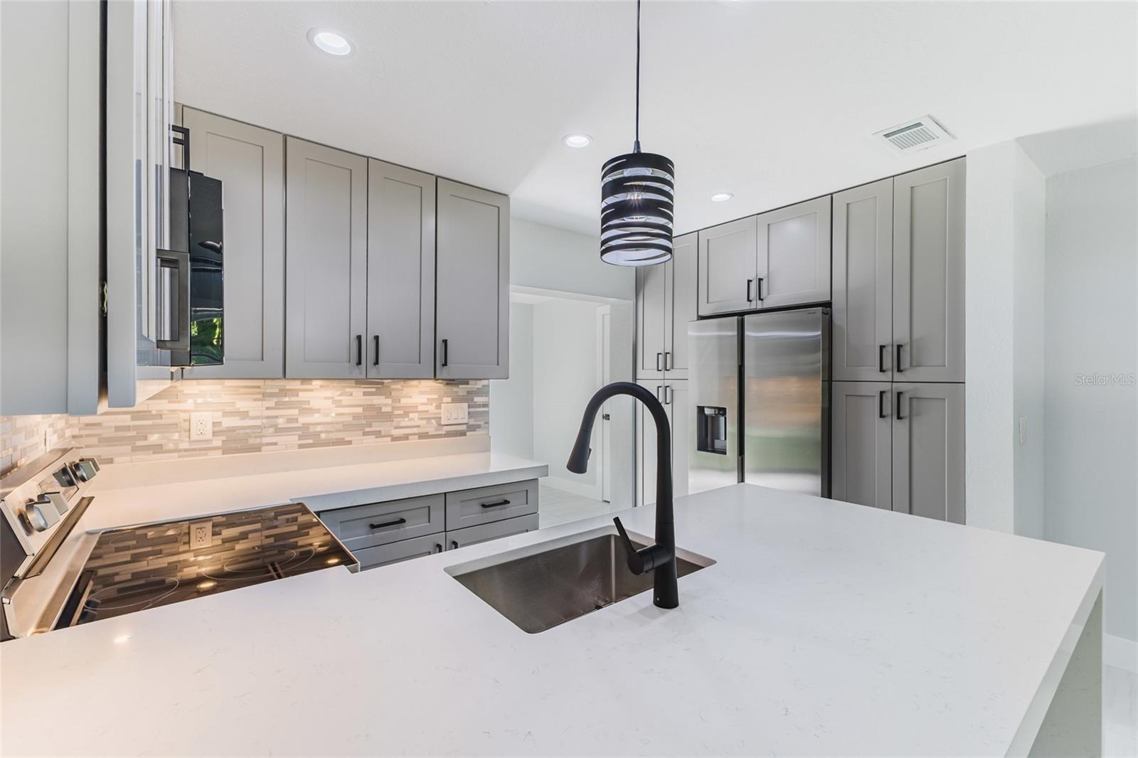 639 HAND AVE — photo 13