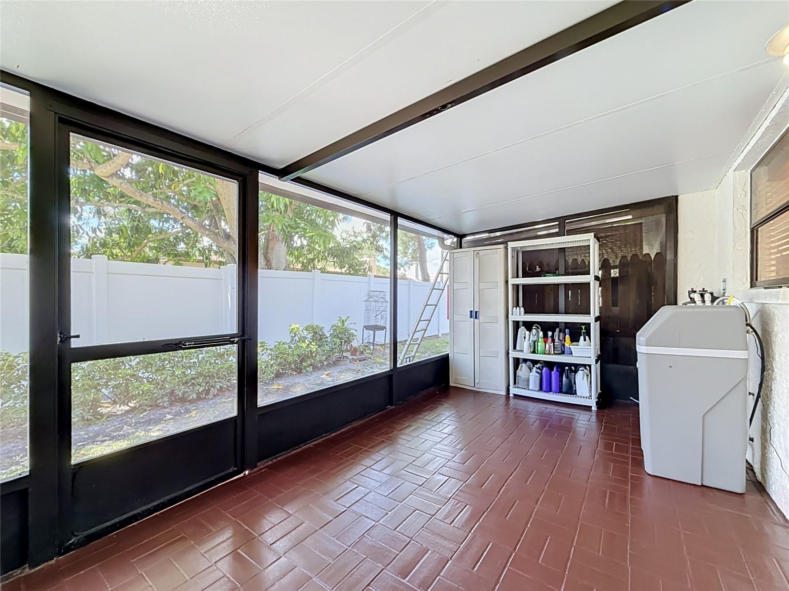 8830 DR MARTIN LUTHER KING JR ST N #UNIT 2B — photo 31