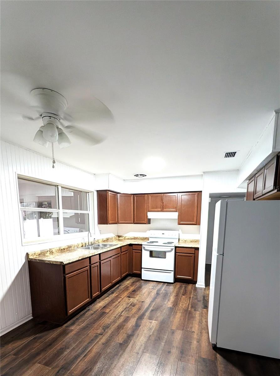 1574 CROWN ST — photo 3
