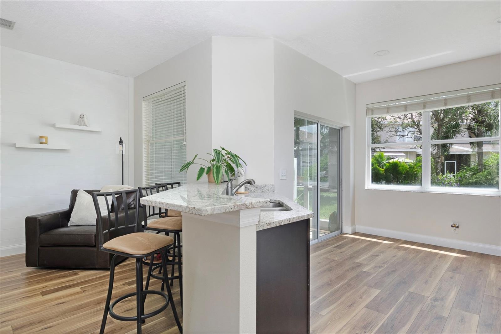 570 VALLANCE WAY NE — photo 9