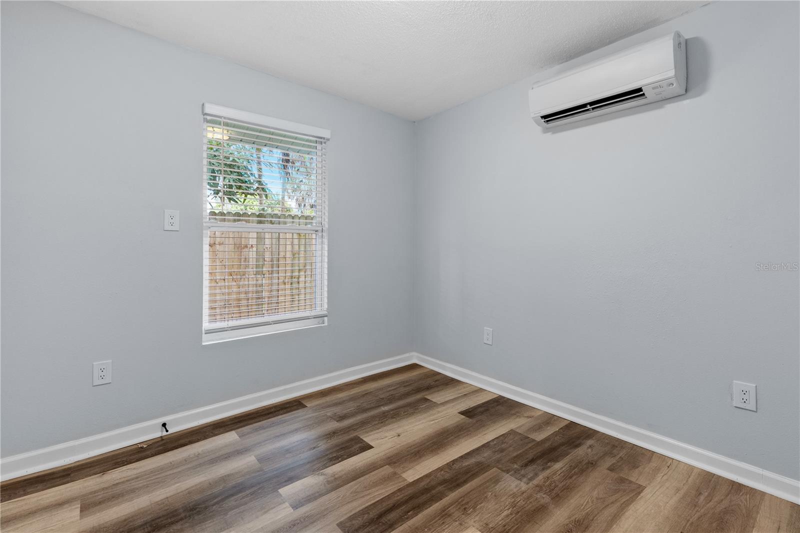 2410 E COLUMBUS DR — photo 12
