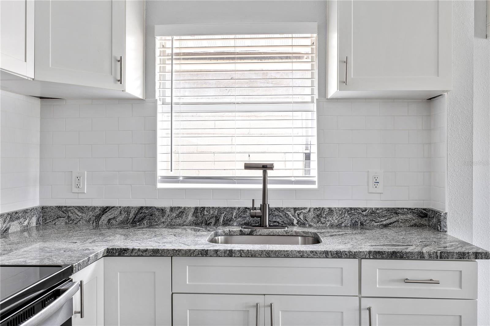 2410 E COLUMBUS DR — photo 8
