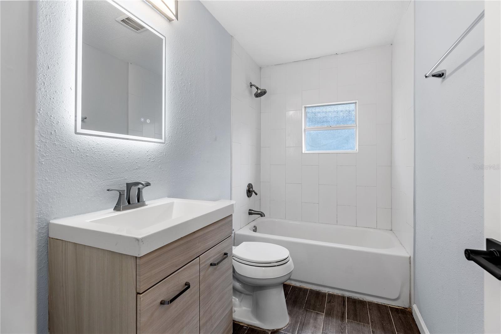 2410 E COLUMBUS DR — photo 15