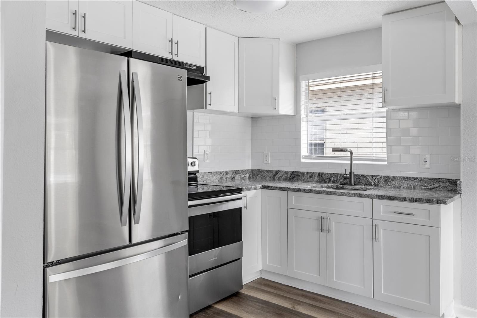 2410 E COLUMBUS DR — photo 9