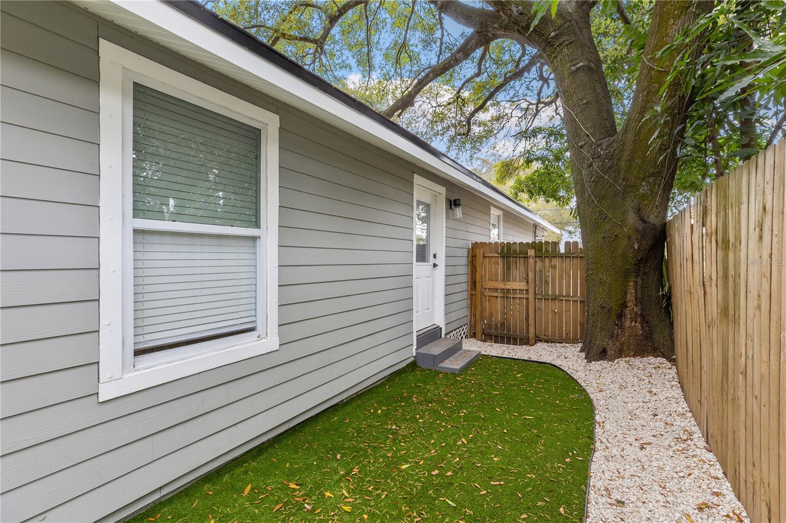 2410 E COLUMBUS DR — photo 10