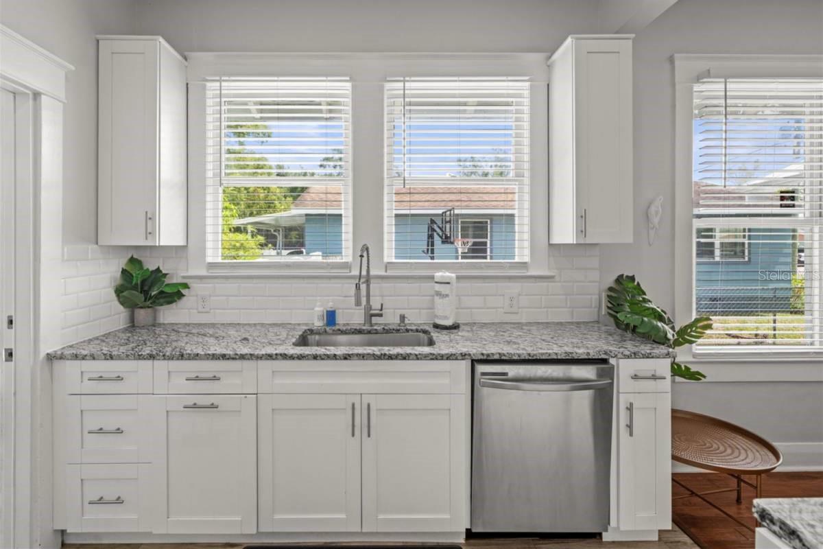 7002 N CAMERON AVE — photo 21