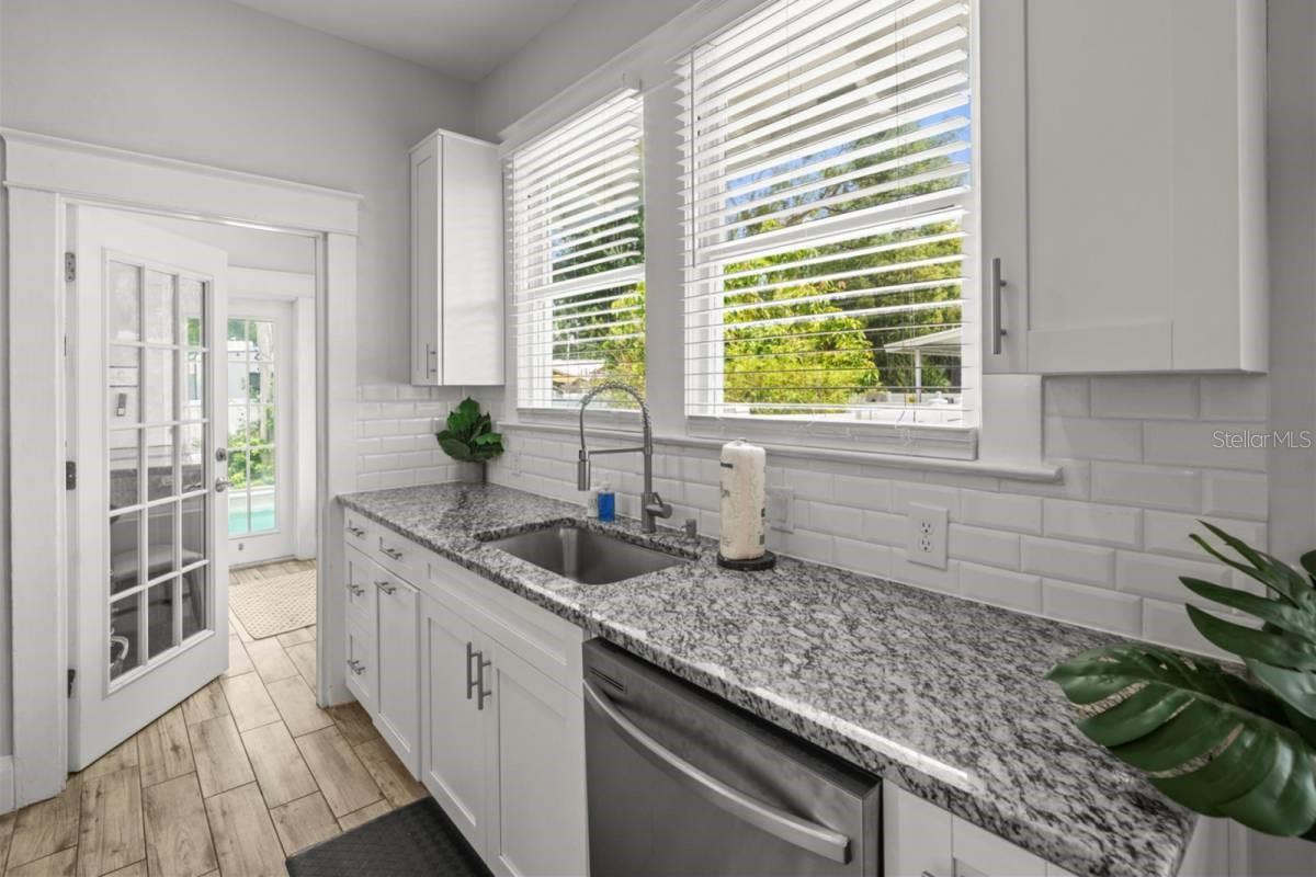 7002 N CAMERON AVE — photo 20