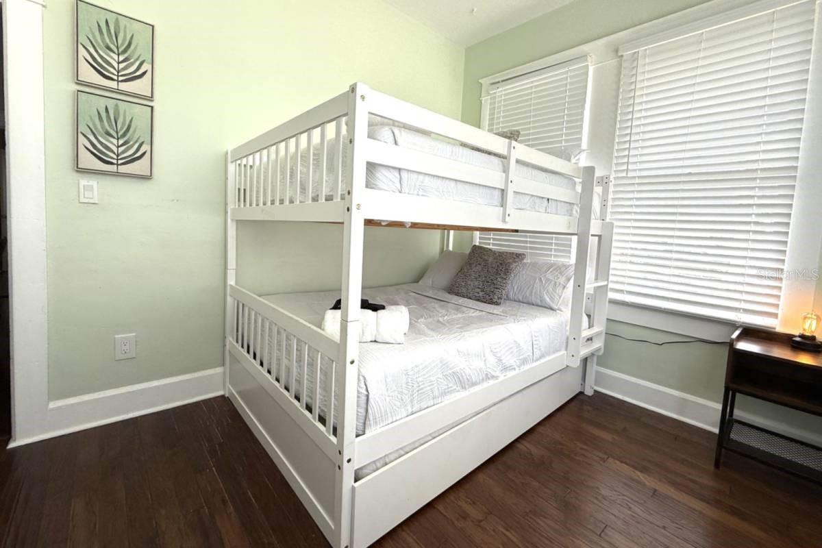7002 N CAMERON AVE — photo 34
