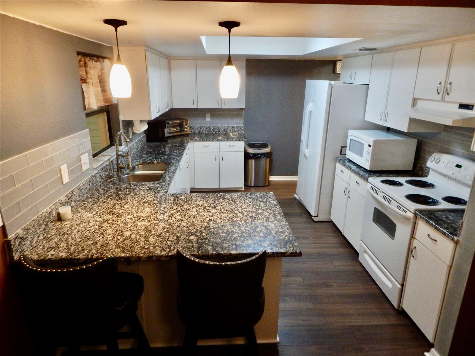 7353 APPLEGATE DR — photo 2