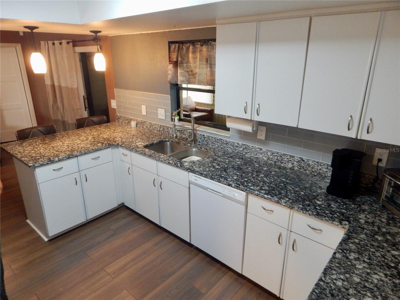 7353 APPLEGATE DR — photo 3