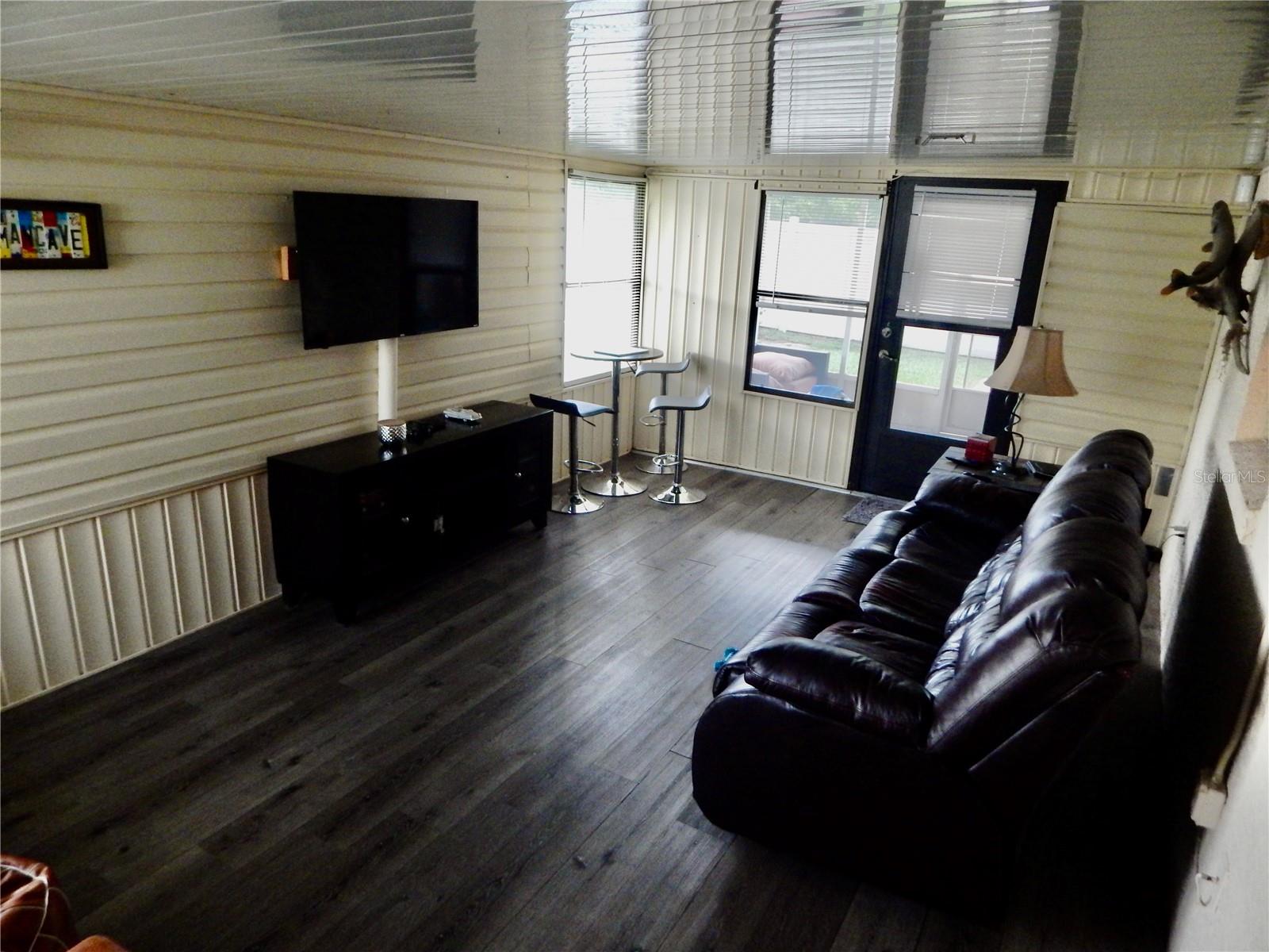 7353 APPLEGATE DR — photo 15