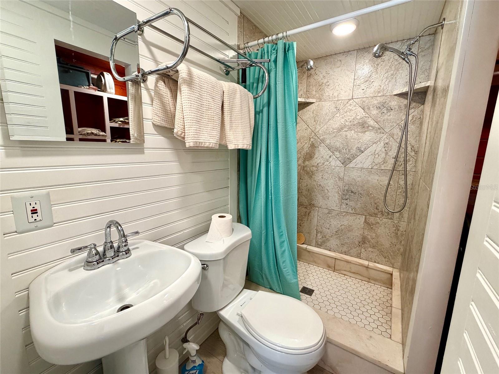 7004 ROCKWOOD DR — photo 36