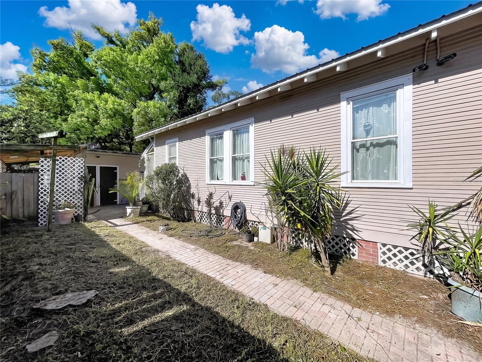 210 W FLORIBRASKA AVE — photo 5