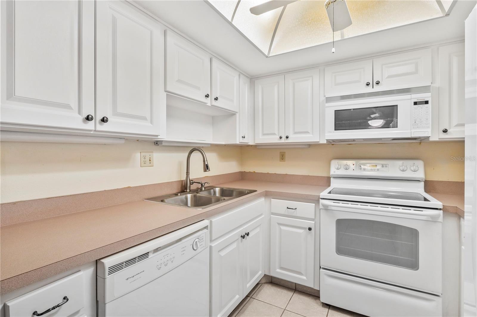 1609 WHITEBRIDGE DR #A — photo 4