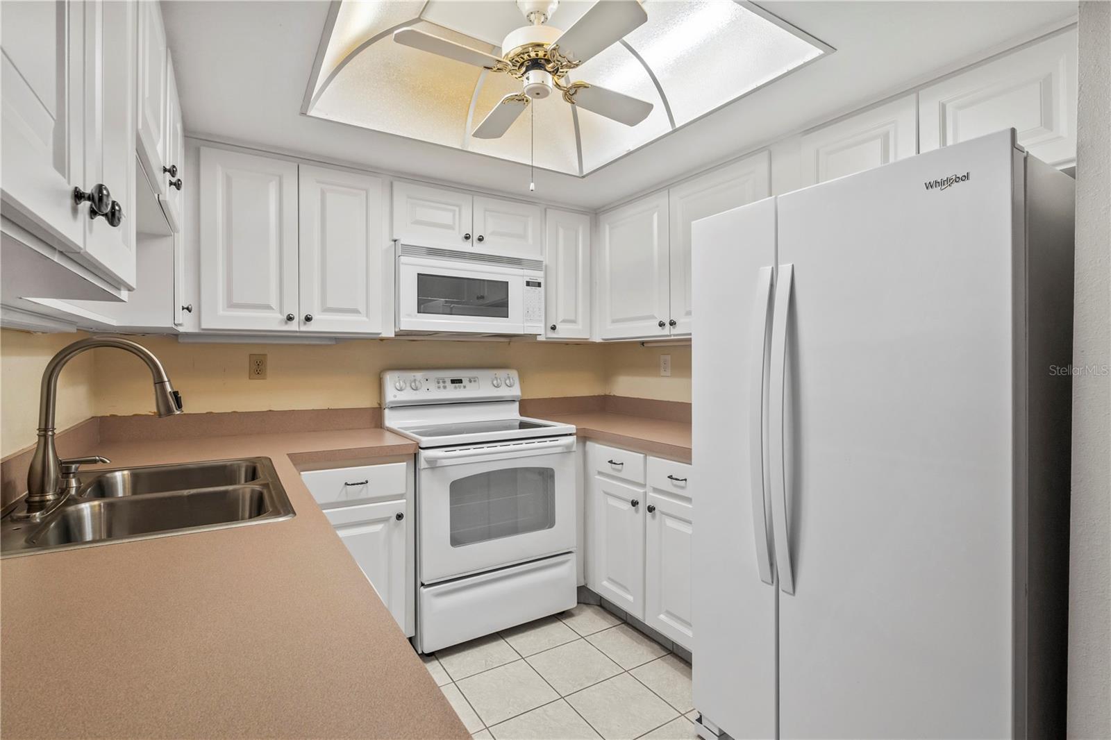 1609 WHITEBRIDGE DR #A — photo 2