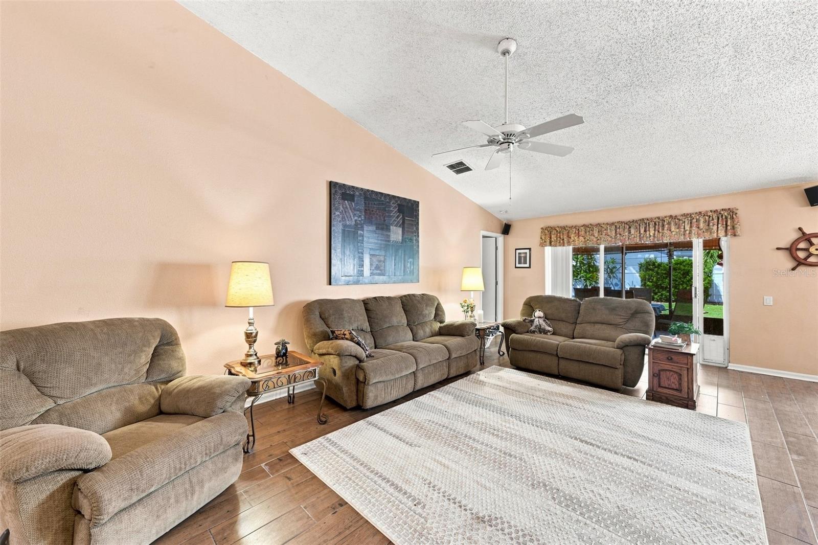 207 LAKEWAY LN — photo 8