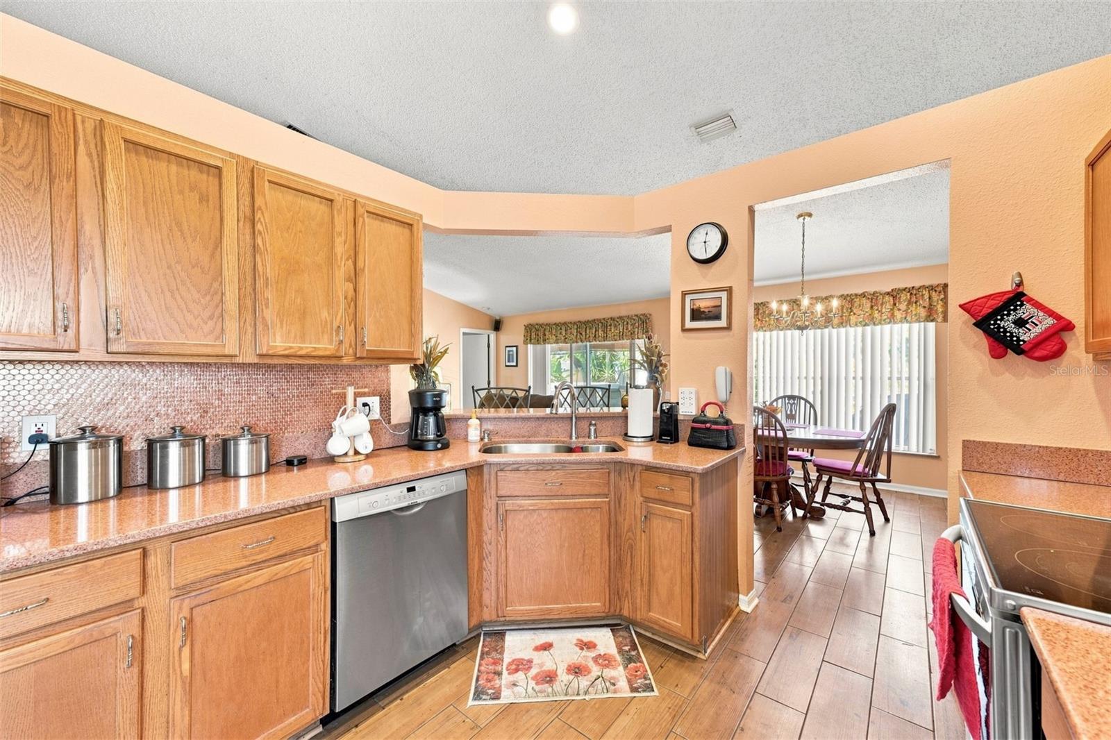 207 LAKEWAY LN — photo 18